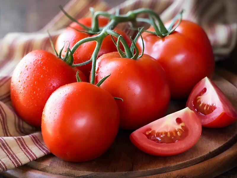 Cà chua tốt cho tim mạch nhờ vào hàm lượng lycopene cao, giúp bảo vệ các tế bào khỏi sự hư hại. Lycopene làm giảm mức cholesterol xấu (LDL) trong máu, ngăn ngừa hình thành các mảng bám trong động mạch, giảm nguy cơ mắc bệnh tim mạch. 