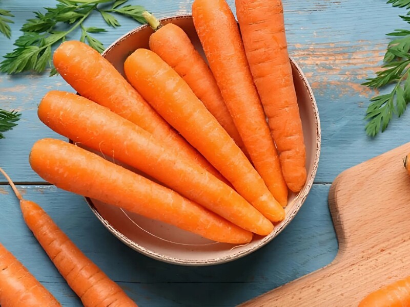 Bên cạnh đó, cà rốt cũng giàu beta-carotene, có lợi cho thị giác và sức khỏe làn da. Cà rốt có thể ăn sống, luộc hoặc chế biến thành các món xào, hấp, mang đến sự đa dạng cho thực đơn giảm cân của bạn.