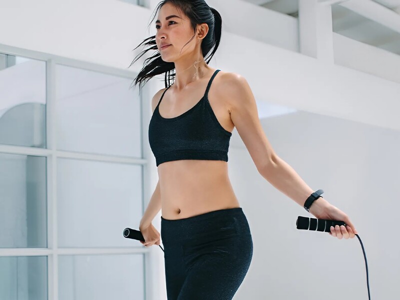 Khi thực hiện cardio, cơ thể sẽ phải vận động liên tục trong thời gian dài, làm tăng lượng calo tiêu thụ và thúc đẩy quá trình đốt mỡ. Thực hiện cardio ít nhất 3-4 lần mỗi tuần trong khoảng 30-45 phút giúp giảm mỡ toàn thân và cải thiện sự dẻo dai của cơ thể.