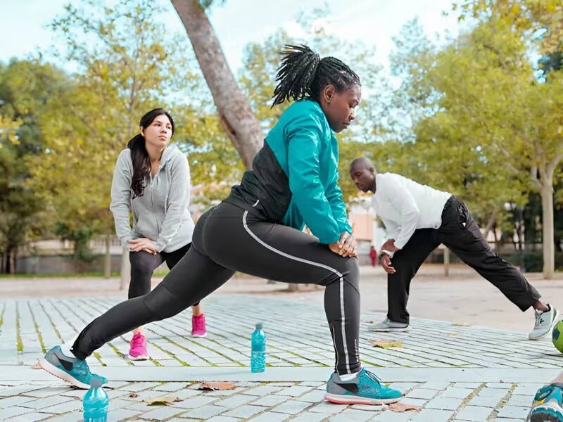 Lunges là bài tập giúp giảm mỡ thừa, đặc biệt là tại vùng đùi và mông, đồng thời tăng cường sức mạnh cho cơ chân. Bài tập này rất dễ thực hiện và có thể thực hiện ở bất kỳ đâu mà không cần dụng cụ chuyên dụng. 