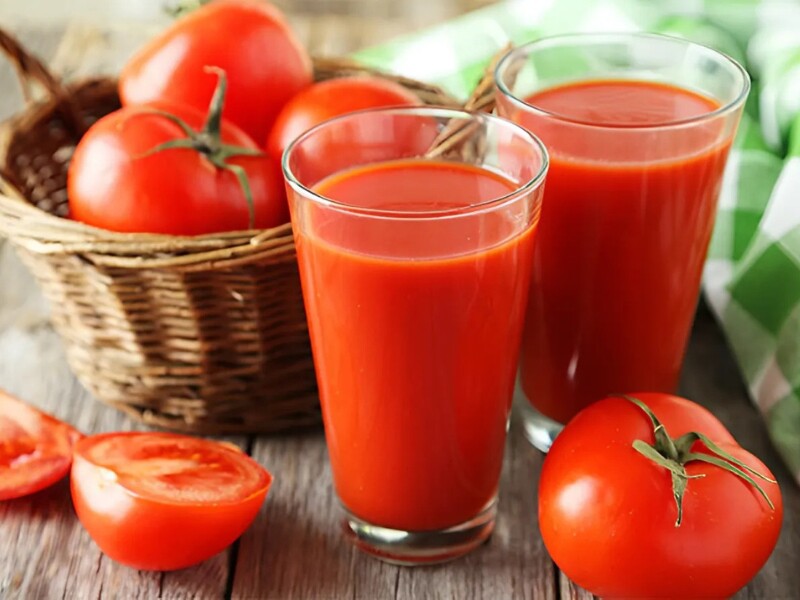 Cà chua chín là nguồn cung cấp lycopene, một chất chống oxy hóa mạnh mẽ có tác dụng bảo vệ tim mạch. Lycopene giúp ngăn ngừa sự tích tụ mảng bám trong động mạch và giảm nguy cơ hình thành các cục máu đông, nguyên nhân gây đột quỵ. 