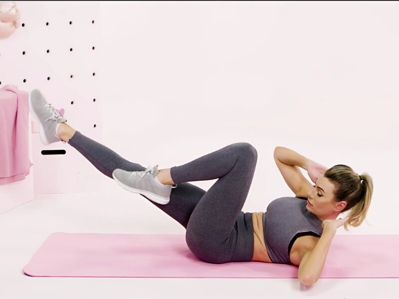 Crunches là bài tập cơ bụng đơn giản nhưng rất hiệu quả trong việc giảm mỡ vùng bụng. Bài tập này chủ yếu tác động vào cơ bụng trên, giúp săn chắc và làm phẳng vùng bụng.