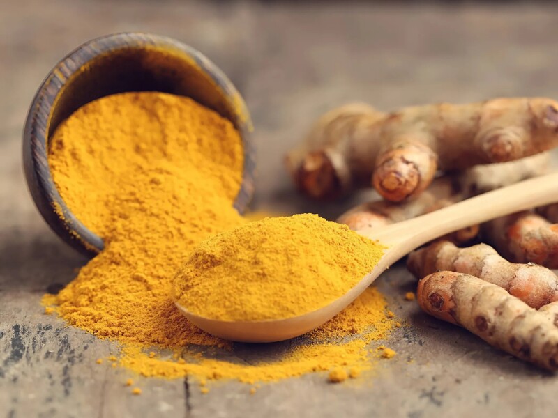 Curcumin trong nghệ cũng giúp giảm viêm, giảm nguy cơ mắc bệnh mãn tính, các bệnh tim mạch và bảo vệ tế bào khỏi sự tấn công của các gốc tự do. Ngoài ra, nghệ còn có tác dụng làm đẹp da, ngăn ngừa mụn và giúp làn da trở nên sáng khỏe. 