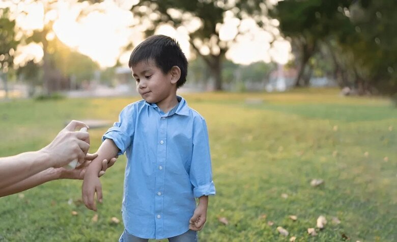 Phun thuốc chống muỗi, vệ sinh cá nhân hoặc mặc quần áo dài là một cách để tránh muỗi cho trẻ em. (Tác phẩm nghệ thuật).