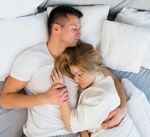 Cuddling có thể giúp giảm căng thẳng, cải thiện chất lượng giấc ngủ. (Tác phẩm nghệ thuật).