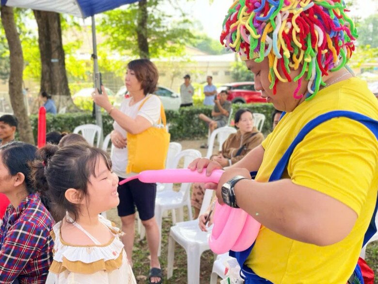 Cô bé háo hức chờ đợi món quà từ chú hề.