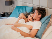 Sức khỏe - 4 lợi ích bất ngờ mà cơ thể nhận được từ việc ôm nhau ngủ