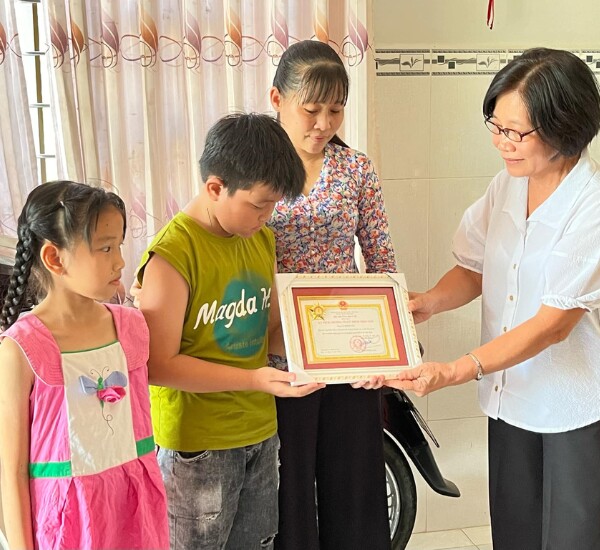 Dr.Bs du thi ngoc THU đã trao huy chương cho sức khỏe nhân dân cho gia đình ông CUC.