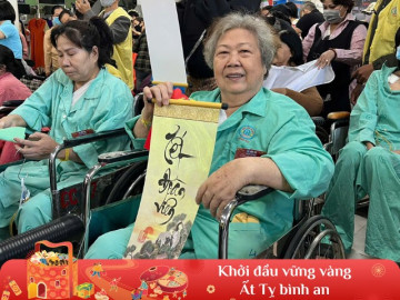 Mỗi nét chữ là một câu chuyện, cái Tết ấm áp đầy sẻ chia giữa lòng Bệnh viện Chợ Rẫy