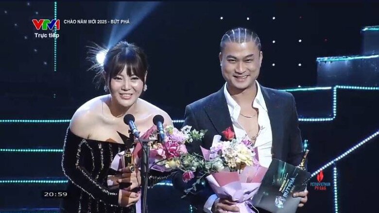 Thanh Hương và Duy Hưng hạnh phúc khi đứng cùng nhau trên sân khấu nhận giải thưởng của VTV Awards. Năm nay, cả 2 cũng nhận được giải Nam/Nữ diễn viên chính xuất sắc tại Cánh Diều Vàng 2024 diễn ra vào tháng 9 tại Nhà hát Đó, Nha Trang.