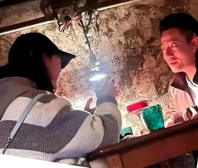 Uông Tiểu Phi trò chuyện tình cảm với con gái Uông Hy Nguyệt.