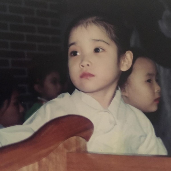IU có tuổi thơ cơ cực những tháng năm sống cùng bà và họ hàng.
