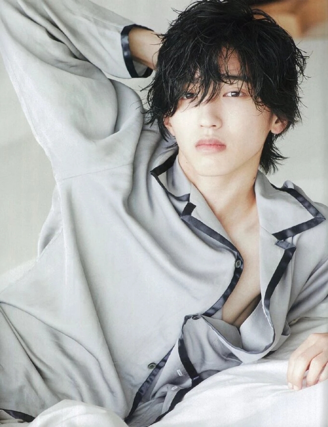 Shunsuke ở tuổi 22 trưởng thành, chín chắn và càng thu hút.