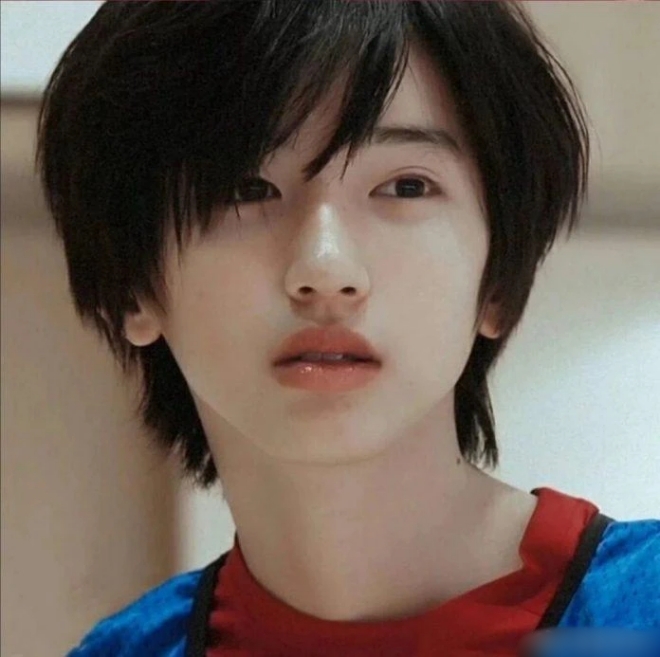 Shunsuke bắt đầu hành trình trở thành idol khi mới ở độ tuổi teen.