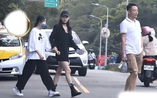 Mandy - vợ của Uông Tiểu Phi nắm tay Uông Hy Nguyệt tình cảm.