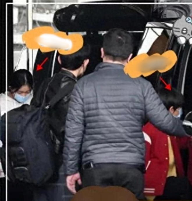 Uông Hy Nguyệt và Uông Hy Lâm không có vệ sĩ chăm sóc, thậm chí Hy Lâm còn mặc áo đỏ dù đưa tang mẹ.
