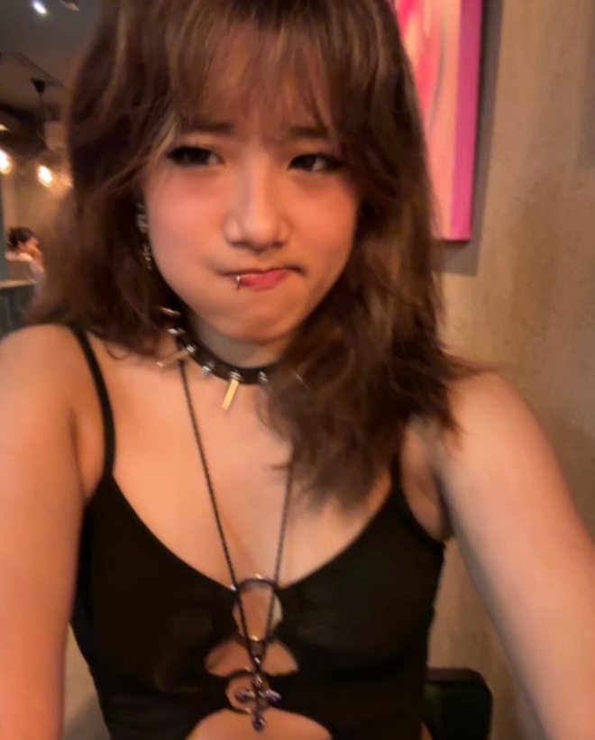 Giả Tịnh Văn không quá khắt khe với con dù cô bé ăn mặc gợi cảm và xỏ khuyên mũi, khuyên tai.