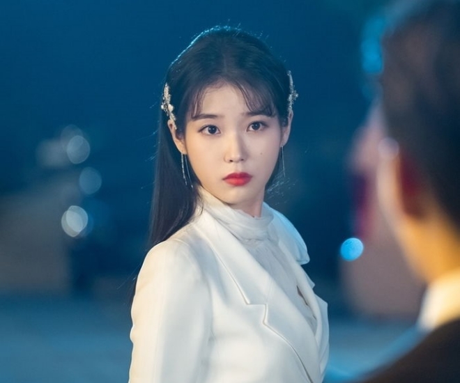 IU đang là cái tên gây sốt sau thành công của bộ phim Khi Cuộc Đời Cho Bạn Quả Quýt.