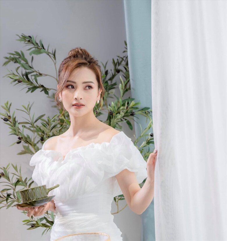 Những năm qua Huyền Trang độc thân và không công khai chuyện tìm hiểu bất cứ chàng trai nào.