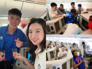 Giải trí - Sao Việt 24h: Chồng chủ tịch của Đỗ Mỹ Linh đích thân đỡ Nguyễn Xuân Son trên máy bay, nàng hậu về cùng các cầu thủ