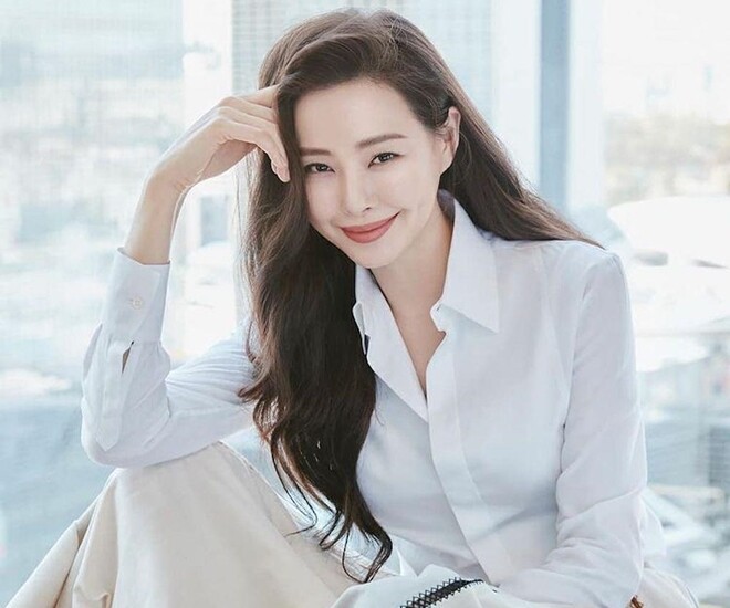 Sáng 17/2, thông tin nữ diễn viên Honey Lee bị truy thu thuế tới 6 tỷ won (khoảng 98,3 tỷ đồng) bao gồm cả thuế thu nhập, tràn ngập các mặt báo Hàn Quốc. Tờ Hankyung cho biết: Số tiền phạt bổ sung của Honey Lee lớn hơn rất nhiều so với những nghệ sĩ Hàn Quốc từng bị điều tra về thuế. 