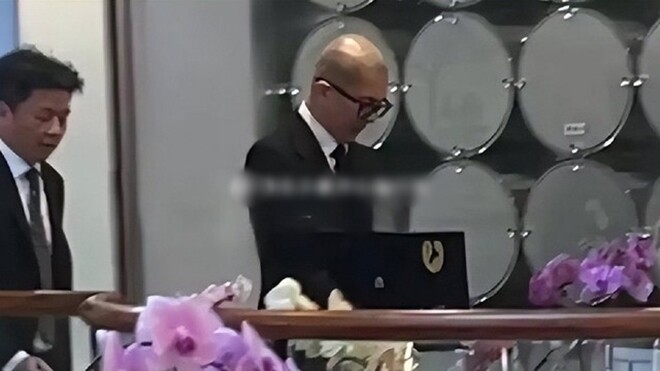 Hình ảnh DJ Koo lặng lẽ ôm tro cốt Từ Hy Viên vào nơi làm lễ.