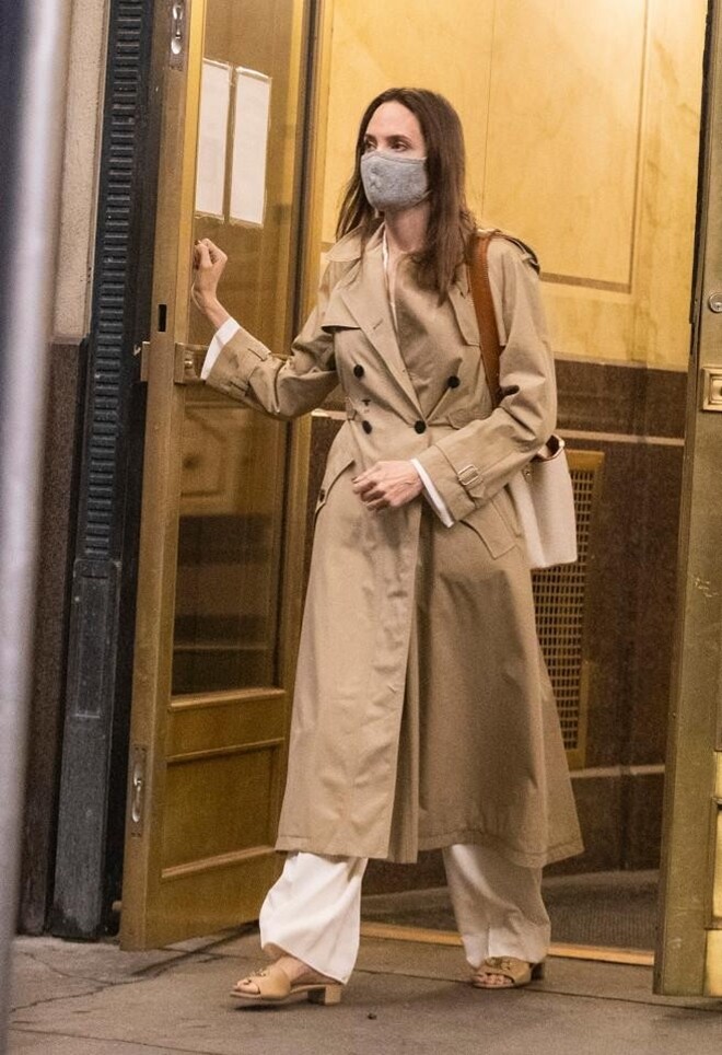 Angelina Jolie bị phát hiện đến nhà Jonny Lee Miller ở Brooklyn năm 2021, từ đó làm dấy lên nghi vấn tái hợp chồng cũ.