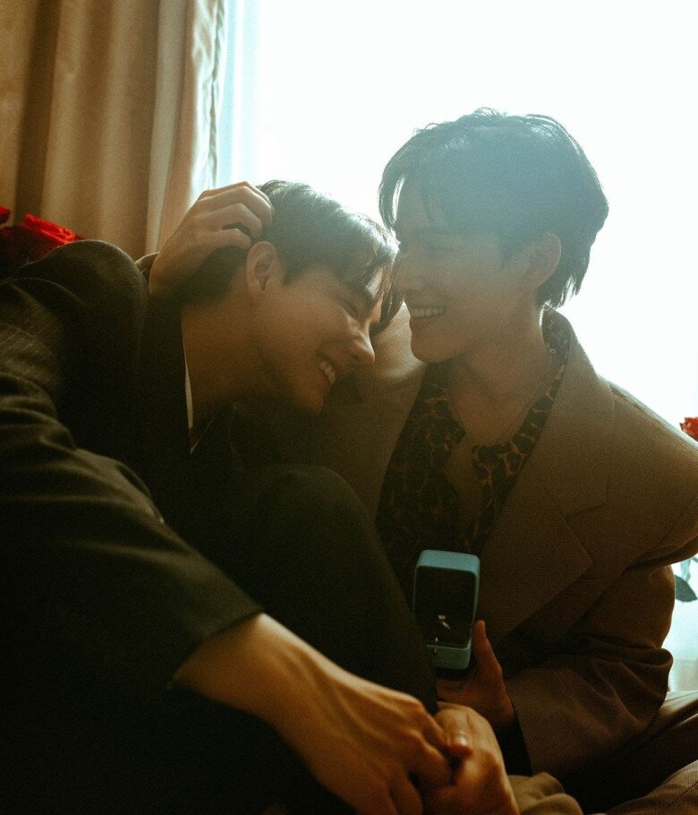 Khoảnh khắc Both quỳ gối cầu hôn Newyear lần 2.