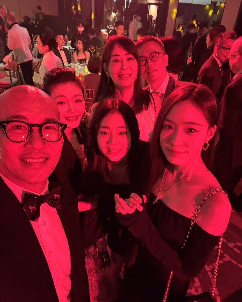 Giả Vĩnh Tiệp (thứ 3 từ trái sang, hàng sau cùng) tiết lộ tấm ảnh chụp cùng vợ chồng Từ Hy Viên.