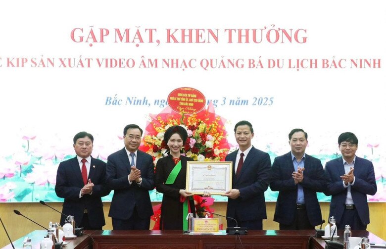 Chủ tịch UBND tỉnh Bắc Ninh Vương Quốc Tuấn trao bằng khen cho ca sĩ Hòa Minzy.