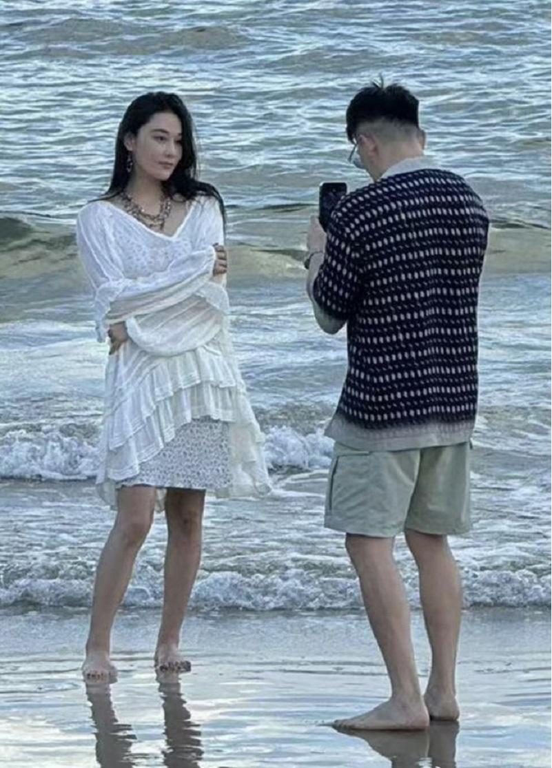 Hà Tiệp nhiệt tình căn góc ảnh cho vợ.