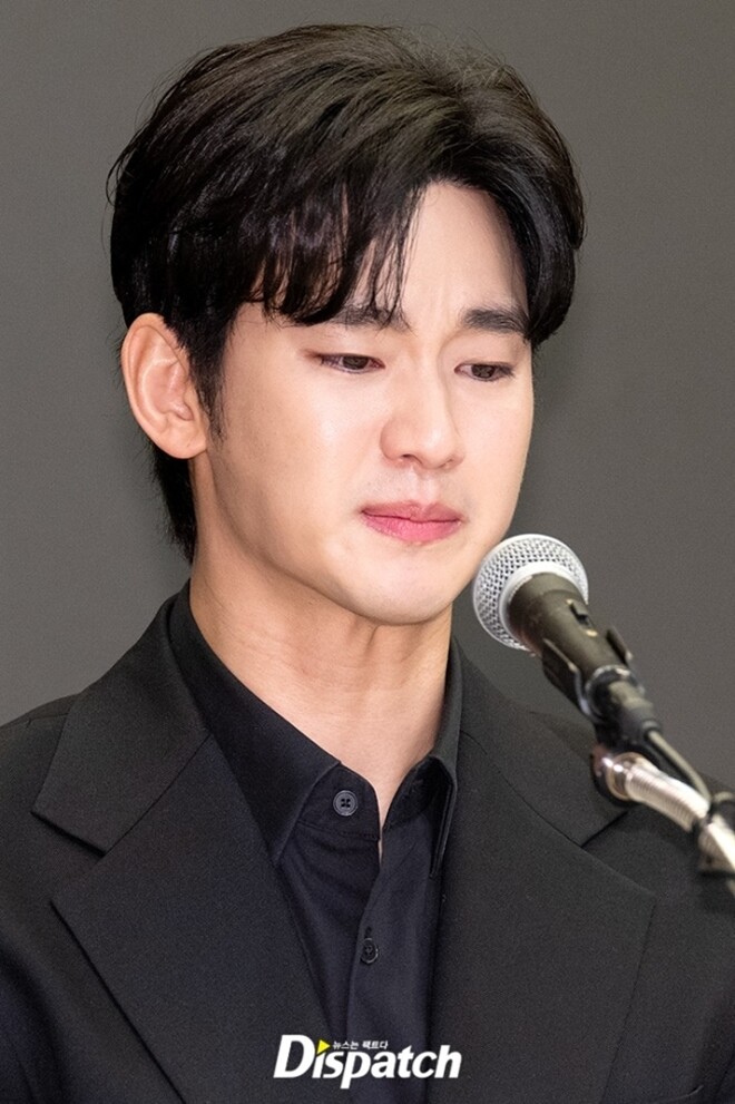 Kim Soo Hyun xuất hiện trong họp báo.