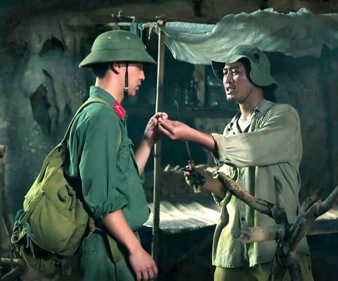 Doãn Quốc Đam và Việt Cường trong cảnh phim ăn thịt chuột.
