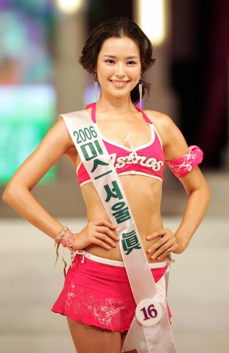 Honey Lee tên thật là Lee Ha Nee, từng giành vương miện Hoa hậu Hàn Quốc 2006 và sau đó giành ngôi Á hậu 3 tại cuộc thi Hoa hậu Hoàn vũ 2007. Cùng năm, cô giành danh hiệu Miss Grand Slam - Hoa hậu của các hoa hậu.
