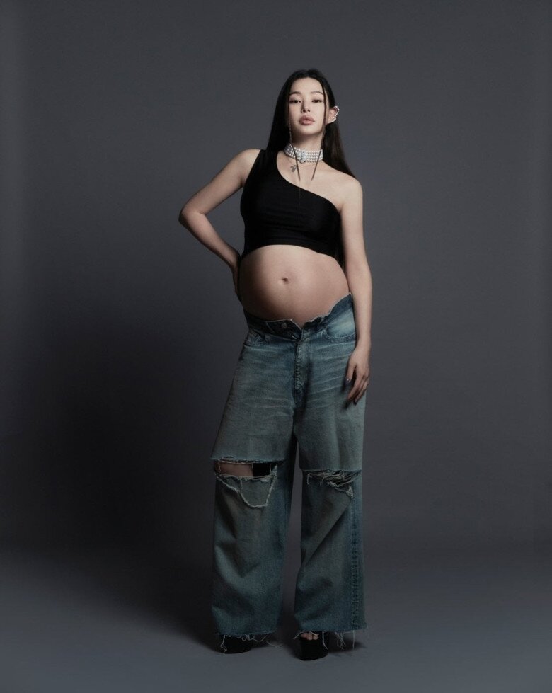 Đến tháng 12/2021, Honey Lee quyết định kết hôn với người chồng ngoài ngành và thông báo mang thai con đầu lòng ngay sau đó. Trong suốt thai kỳ, nữ diễn viên thường xuyên đăng ảnh luyện tập, còn tự tin khoe bụng bầu lớn và nhan sắc cực phẩm trên tạp chí.