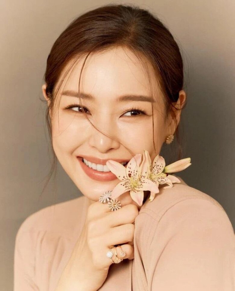 Hope Project được Honey Lee thành lập vào tháng 10/2015. Honey Lee giữ chức vụ Tổng giám đốc điều hành (CEO) và Giám đốc nội bộ cho đến tháng 1/2023. Hiện tại, cô đã chuyển giao ghế CEO cho chồng còn bản thân chỉ giữ chức Giám đốc nội bộ.