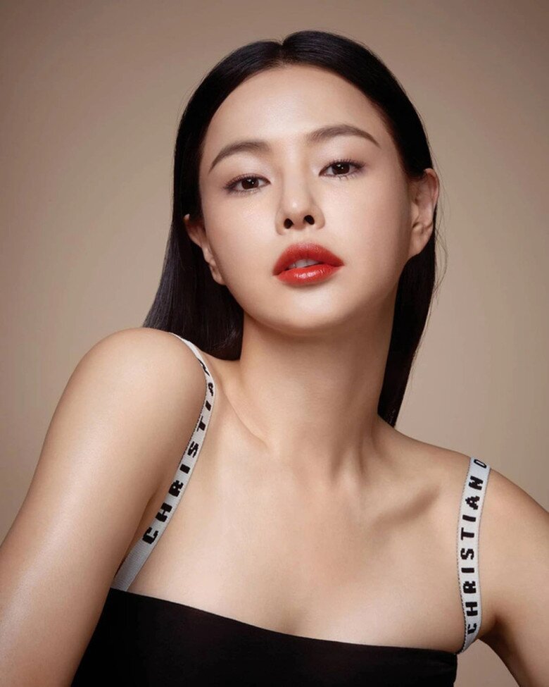 Sau khi mức phạt thuế của Honey Lee được công bố, đại diện của nữ nghệ sĩ lập tức lên tiếng: Honey Lee luôn tuân thủ luật pháp và hoàn thành nghĩa vụ thuế theo đúng quy định. Khoản thuế này là khoản nộp bổ sung do sự khác biệt trong cách làm việc của cơ quan thuế và đại lý thuế. Đây không phải hành vi trốn thuế cố ý.