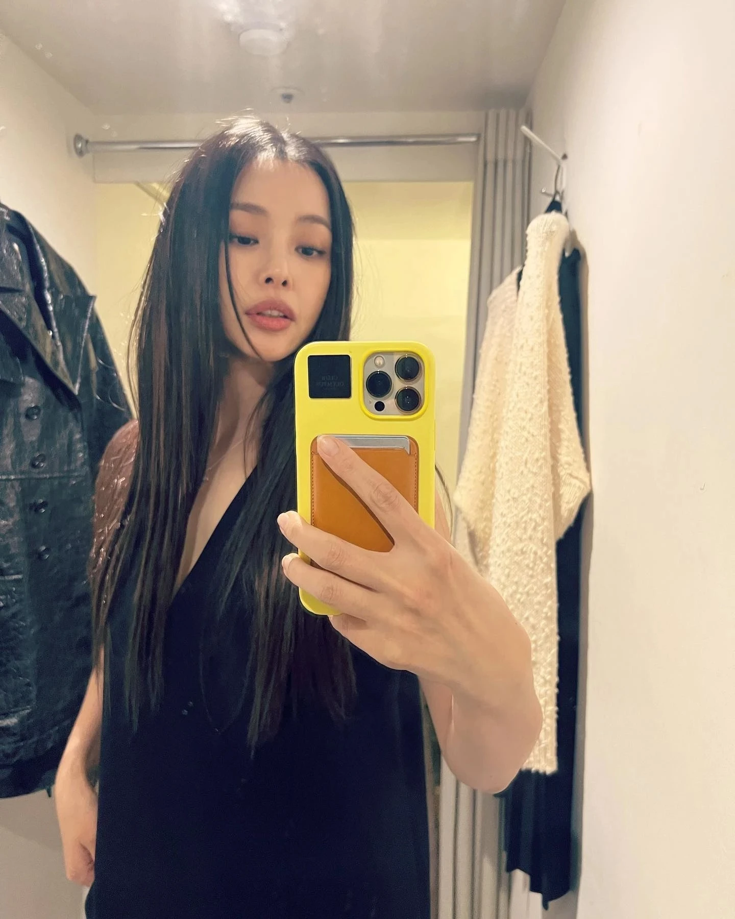 Cuối 2023, Honey Lee nhận lời phỏng vấn, chia sẻ khó khăn khi mang thai, sinh nở và chăm sóc con. Theo đó vào tuần thứ 18 của thai kỳ, bệnh viện đã gọi nữ diễn viên đến làm các xét nghiệm vì thai nhi có khả năng mang bệnh di truyền. Trong trường hợp xấu nhất, cô sẽ phải bỏ thai.