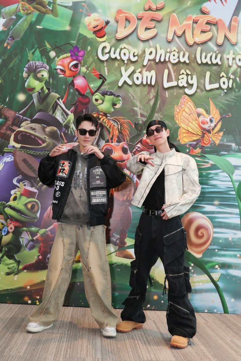 Quán quân Rap Việt mùa 3 Double2T (phải) tới chúc mừng người anh thân thiết.