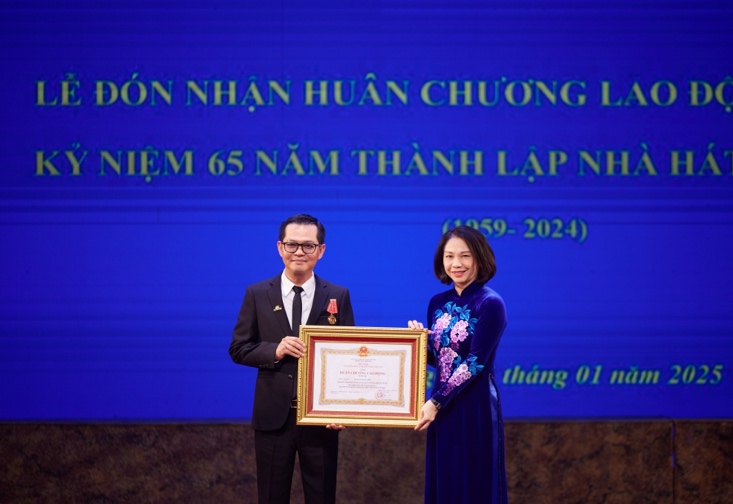 NSND Trung Hiếu được Chủ tịch nước tặng Huân chương Lao động hạng Ba.