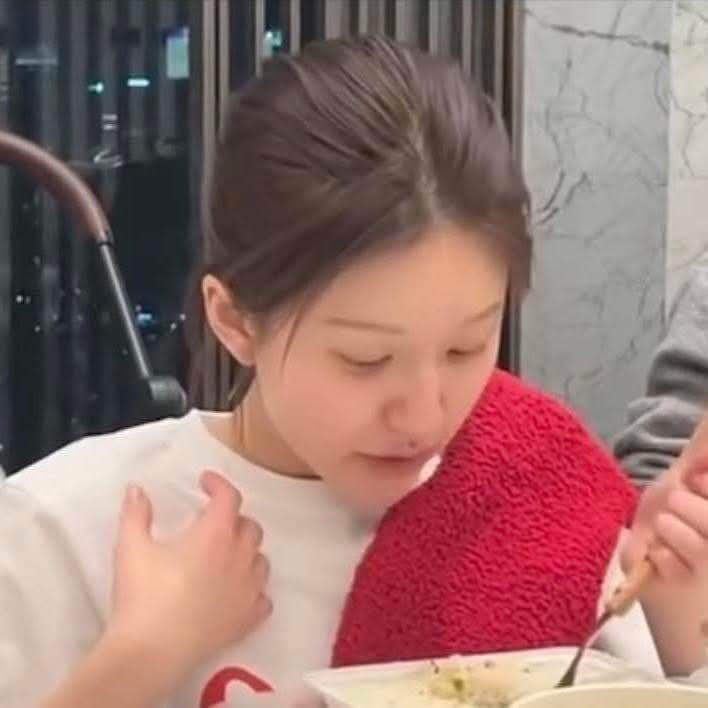 Hình ảnh Triệu Lộ Tư tiều tụy trong bệnh viện và đang tập cầm nắm, ăn uống do chính chủ công khai. Giờ đây cô chỉ còn nặng 36,9 kg.