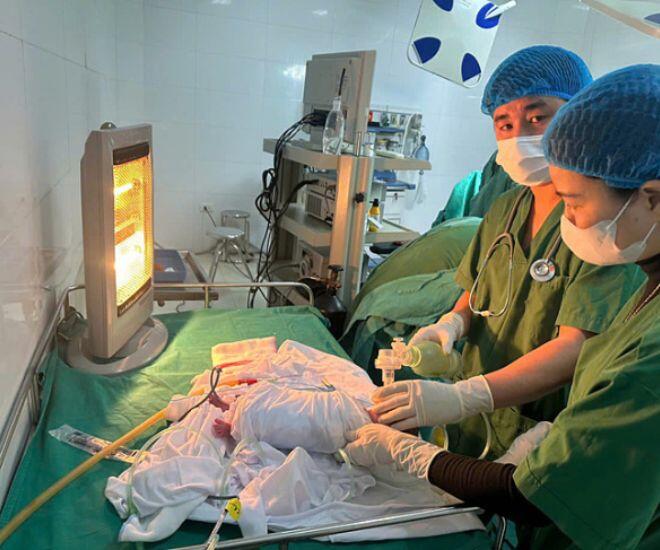 Bác sĩ chăm sóc bé gái bị đẻ rơi. Ảnh: Bệnh viện cung cấp