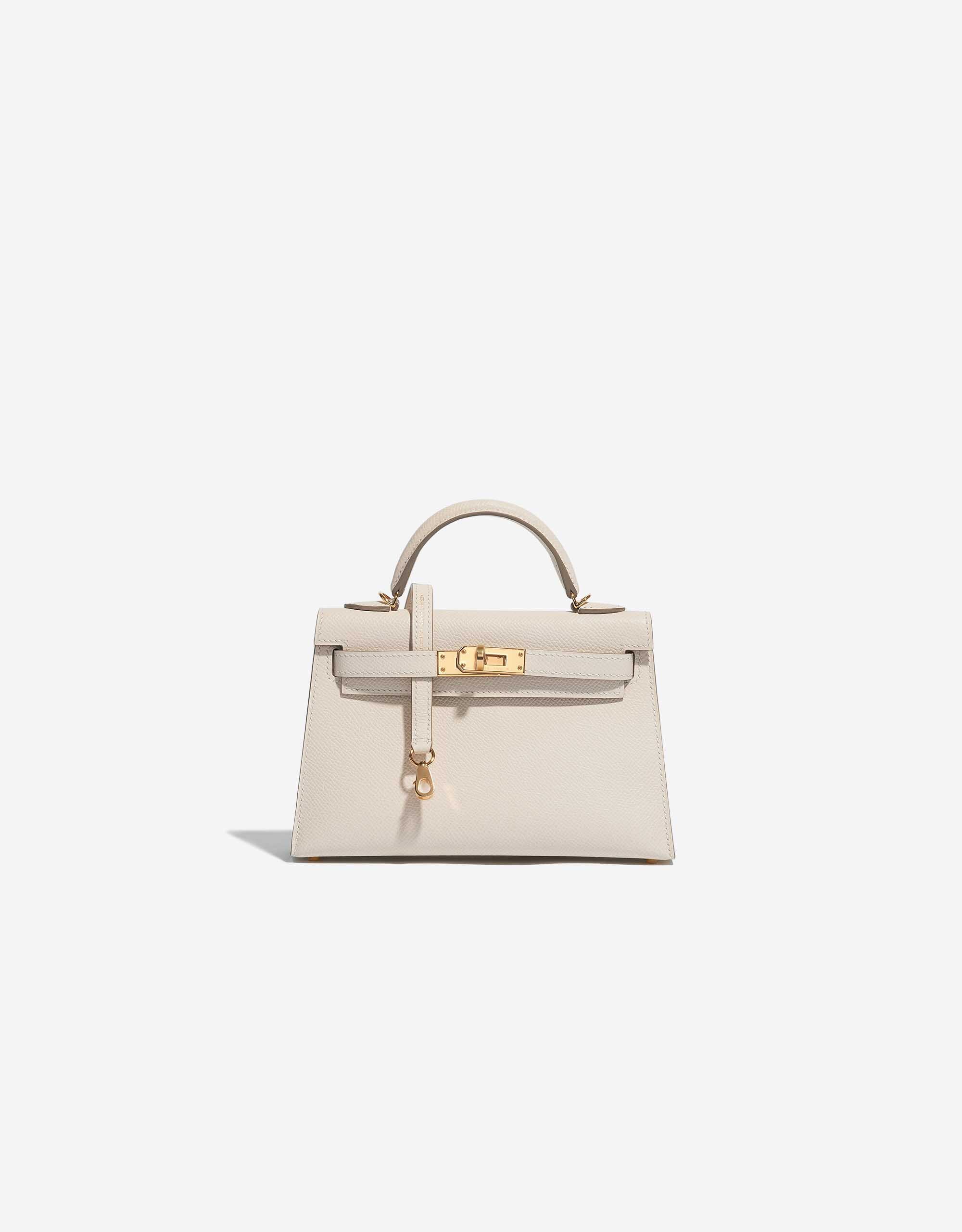 Hermes Kelly mini tông màu trắng sữa là mẫu túi được nàng hậu diện đi ăn cưới, đi trà chiều và du lịch cùng bạn bè gia đình nhiều nhất, thiết kế có mức giá 300 triệu đồng.