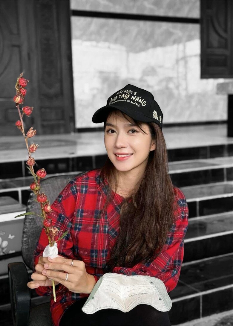 Về chế độ chăm sóc da, Minh Hà tiết lộ cô uống 2-2,5 lít nước mỗi ngày, dành 5-10 phút vào sáng sớm và trước khi đi ngủ để dưỡng da.