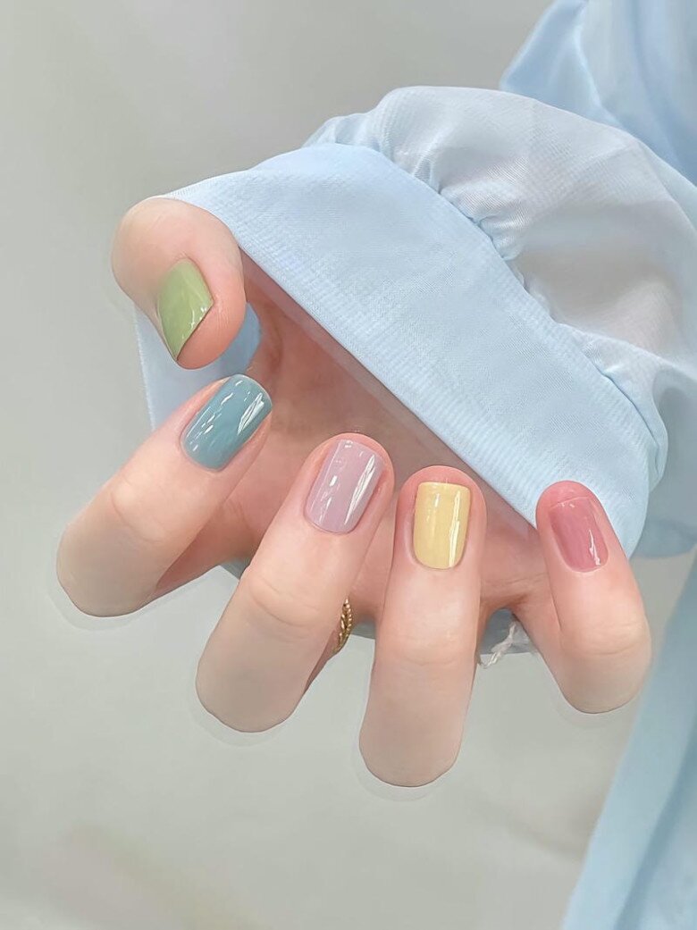 Móng tay gọn gàng cùng màu sắc pastel ngọt ngào là thượng sách mùa Tết.