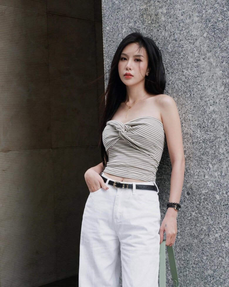 Anh Phương sở hữu vẻ đẹp hiện đại, làn da trắng và mái tóc đen đậm chất Á Đông.