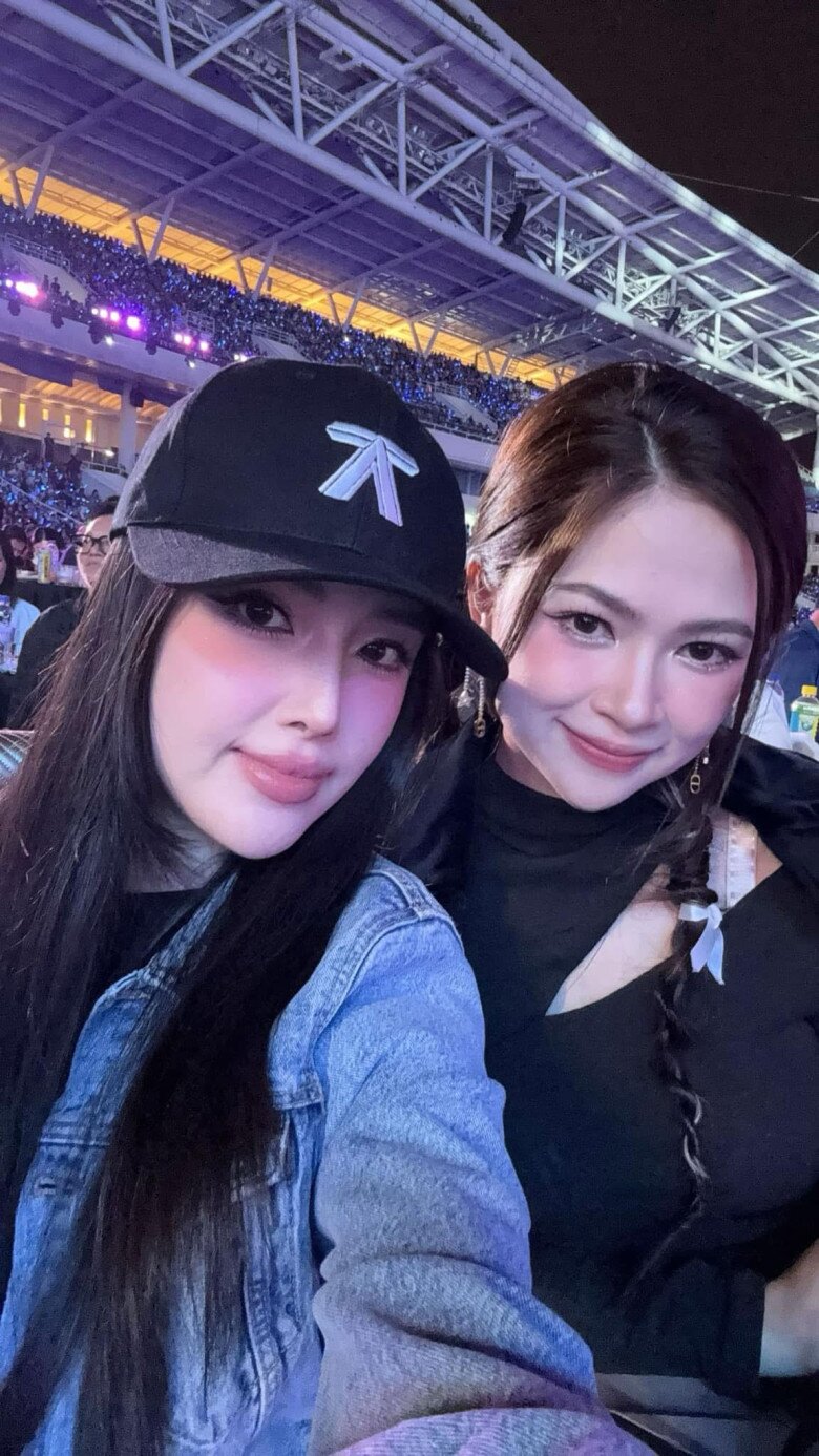 Cô tự tay trang điểm phong cách rock khi đi xem concert cùng bạn bè.