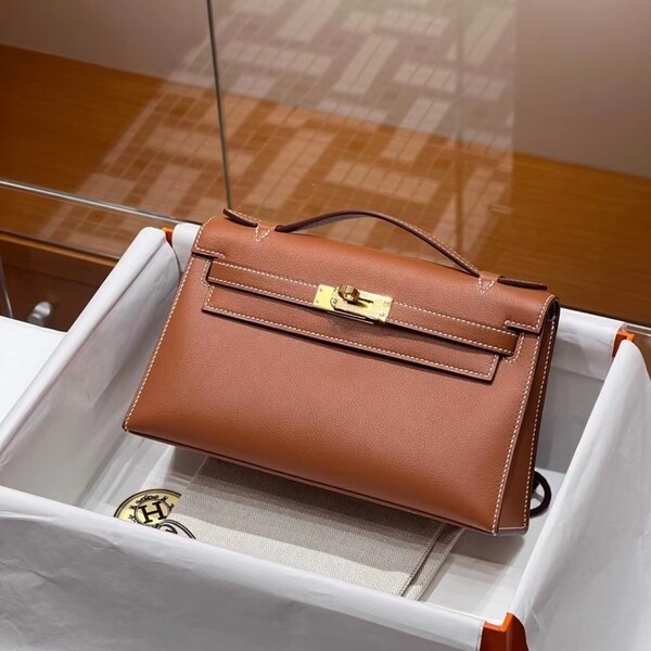 Chiếc túi Hermes Kelly khóa vàng size nhỏ nhắn mang màu nâu đất khá hiếm được Chi Pu phối cùng đầm lụa, có mức giá hơn 600 triệu đồng.