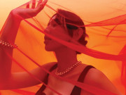 Thời trang - Giàu như Hoa hậu hot nhất Vbiz, cuối năm đeo vàng đỏ tay tiền tính bằng tỷ