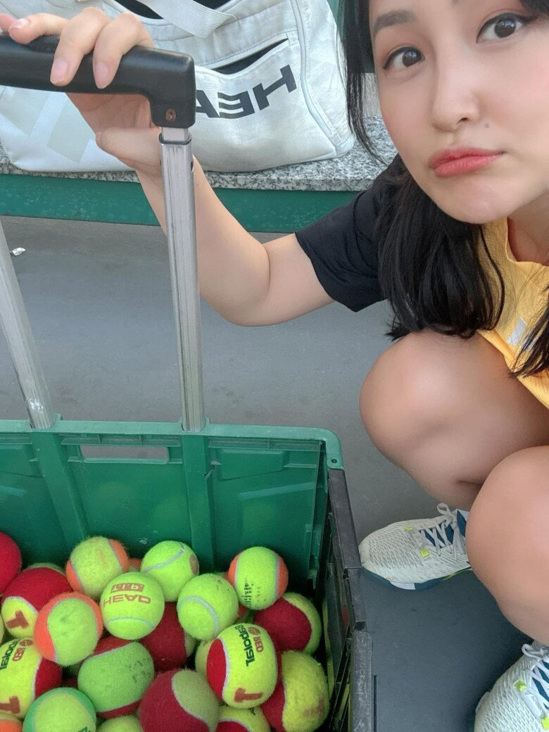 Áo thun, giày thể thao, nón là những món đồ mà nàng hậu luôn mang theo mỗi khi ra sân đánh tennis.